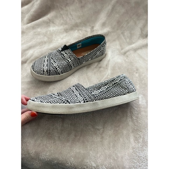 Toms Canvas Sneakers Black and White Geometric Print Size 9 Women’s - Picture 2 of 5
